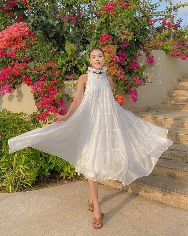 Hot girl Sam nữ tính, điệu đàng trong kiểu váy suông bung xòe xếp ly.