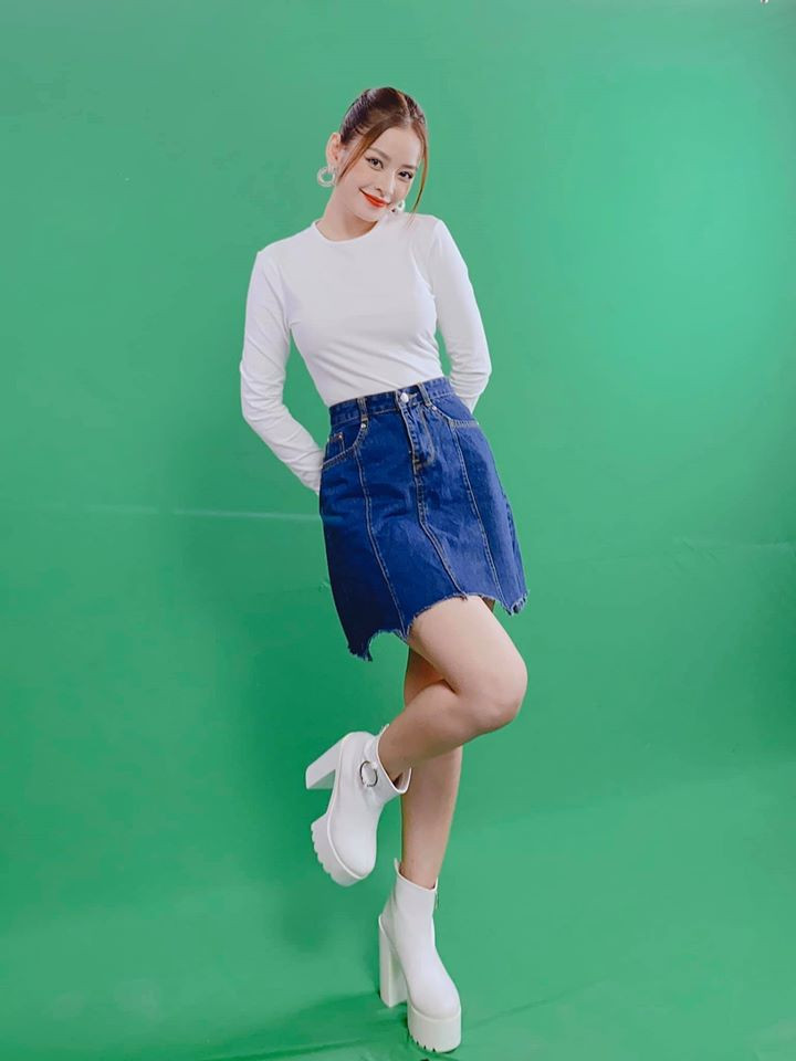 Nữ ca sĩ Chi Pu trẻ trung với set đồ áo thun phối cùng chân váy jean và boot cao gót. Ảnh: FB. Video "Minh Hằng chia sẻ về phong cách thời trang". Nguồn: VTC.