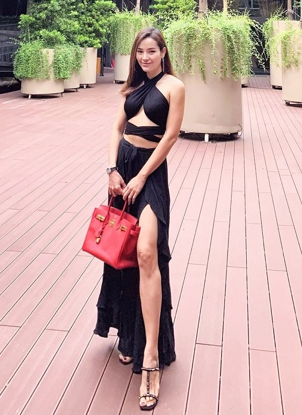 Phương Trinh Jolie quyến rũ với kiểu váy đen cut-out hở bạo khi ra phố.