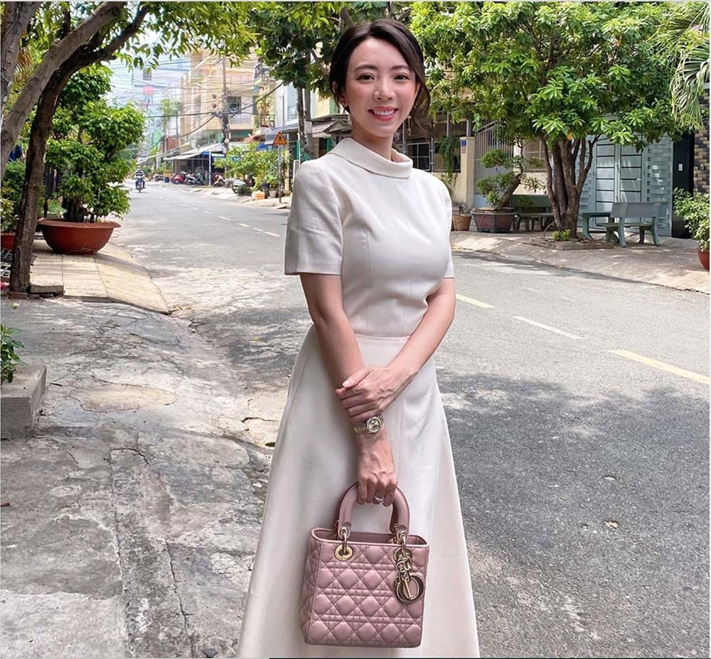 “Hoa hậu hài” Thu Trang sang trọng, quý phái trong chiếc đầm công sở phối với túi xách Gucci.