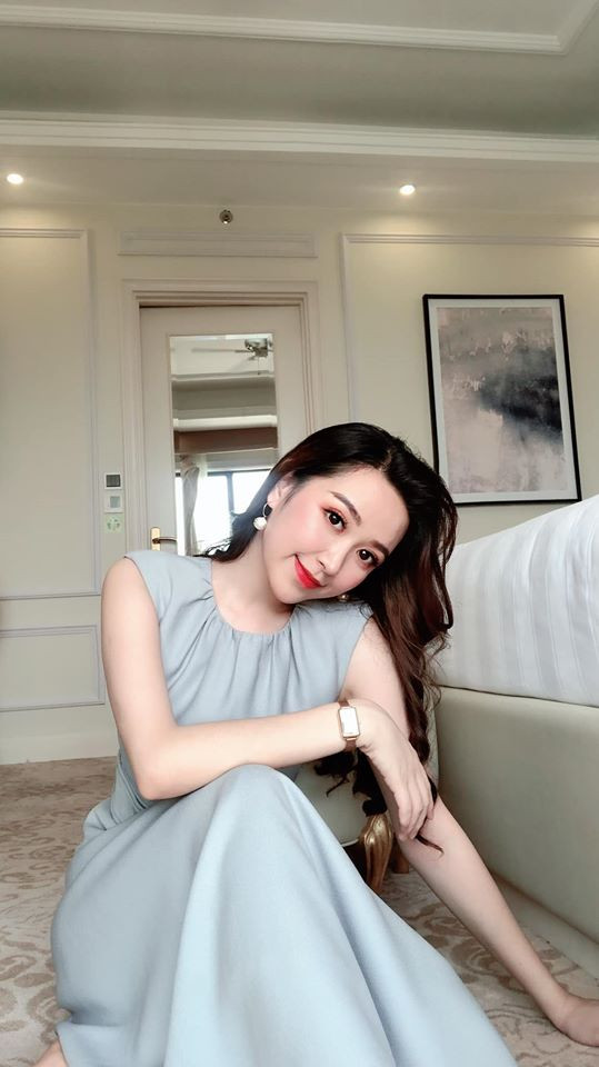 Diễn viên "Những cô gái trong thành phố" Kim Oanh chọn chiếc đầm nữ tính khi đi nghỉ dưỡng ở Phú Quốc.