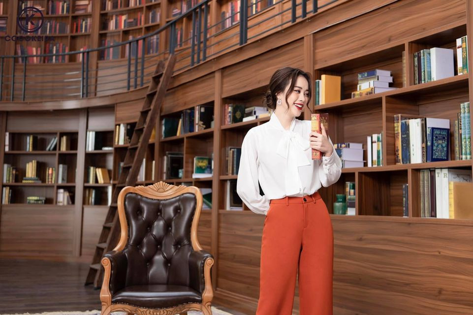 Mỹ nhân gốc Hải Phòng thanh lịch với áo sơ mi trắng và quần âu màu cam nổi bật.