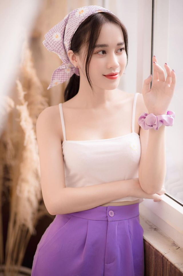 Mai Phương trông như một cô thôn nữ xinh đẹp khi phối áo 2 dây màu trắng với chiếc quần tím bắt mắt.