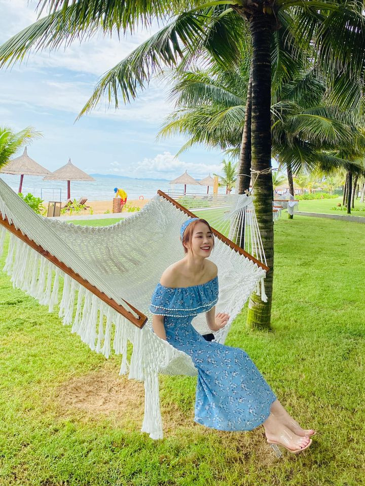 Mai Phương xinh xắn khoe vai thon với chiếc đầm maxi trễ vai quyến rũ.