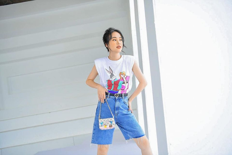 Đôi khi, cô nàng cũng trông cực ngầu khi phối áo phông cùng quần short. Ảnh: FBNV.