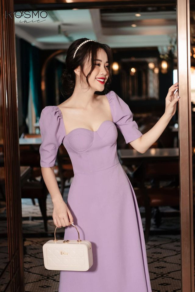 Cô nàng bắt trend tím với chiếc đầm cúp ngực vừa gợi cảm vừa dịu dàng.