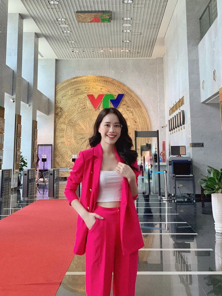 Style vừa cá tính vừa trẻ trung của nữ MC VTV khi diện cả cây vest hồng phối cùng áo quây.