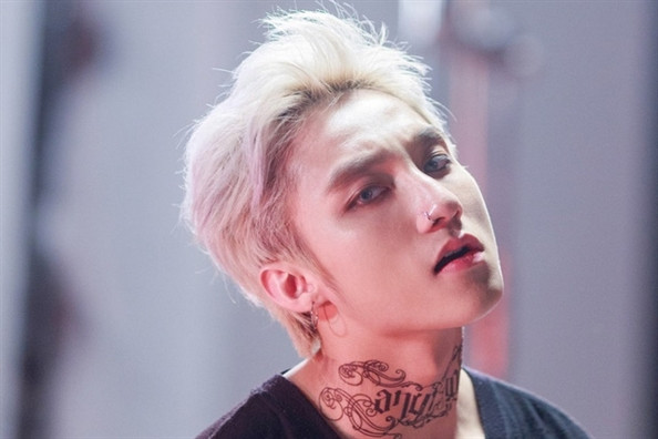 Xuất hiện trong MV 'Chúng ta không thuộc về nhau' (2016), giọng ca gốc Thái Bình thay đổi hoàn toàn với mái tóc trắng cực chất, nam tính và nổi loạn.