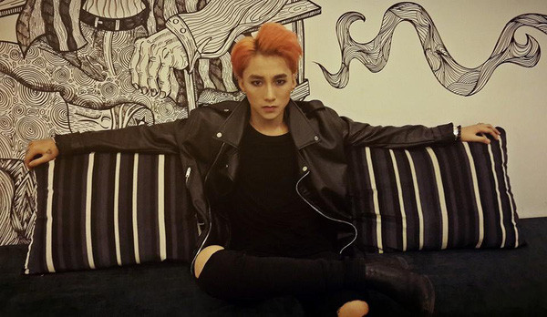 Để mái tóc màu đỏ cam trở thành tâm điểm thu hút, anh chàng luôn khéo chọn những bộ cánh thuần tông màu đen.