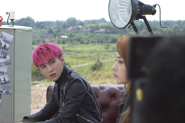 Giọng ca sinh năm 1994 nhuộm tóc hồng tím trong MV "Buông đôi tay nhau ra". Ảnh: Internet. Video "Bí quyết làm đẹp của sao Việt". Nguồn: VTC.