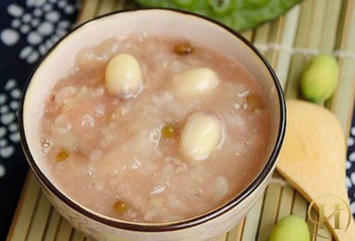 Cháo hạt dẻ long nhãn: long nhãn 15g, hạt dẻ 10-20 hạt, gạo tẻ 50g, đường vừa đủ. Món ăn này dùng cho các trường hợp hồi hộp, tim loạn nhịp, mất ngủ, đau lưng mỏi gối.
