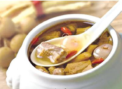 Gà hầm long nhãn có nguyên liệu chính là gà tươi và phần long nhãn được sấy kĩ. Chế biến món ăn này cũng không khó gà được hầm nhừ cùng lòng nhãn, nhân sâm, ý dĩ là có thể ăn được.