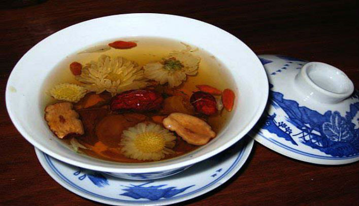 Đầu tiên, bạn đun 1 ít nước sôi để tráng xung quanh tách trà cho nóng đều. Sau đó, tiếp tục cho trà vào tách và rót một lớp nước sôi vào để rửa trà. Bạn bổ đôi hồng táo, chuẩn bị long nhãn tùy theo sở thích ăn ít hay nhiều. Cho nước sôi vào tách ngập lớp trà, để yên vài phút cho trà ngấm. Sau đó, bạn tiếp tục cho hồng táo, long nhãn và thêm nước sôi cho đầy tách. Ngâm 5 phút, sau đó thêm chút mật ong hoặc đường phèn là có thể sử dụng. Ảnh: Internet. Mời độc giả theo dõi video "Chế biến món ngon từ nấm đông cô". Nguồn: VTC.