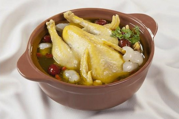 Thịt gà hầm long nhãn. Món ngon này cực hợp để tẩm bổ hoặc dành cho những người thiếu máu. Dù nấu với nhãn nhưng món ăn này cực lành tính và không hề nóng.