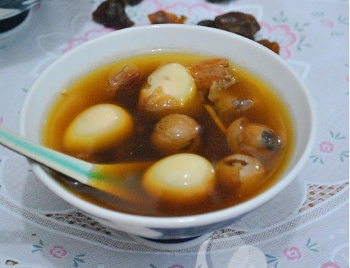 Chè long nhãn nấu trứng cút. Với món ăn này, vị bùi của trứng và dai của long nhãn quyện với hương thơm của gừng và nước đường thanh mát sẽ giúp bạn đỡ mệt mỏi sau một ngày làm việc căng thẳng.