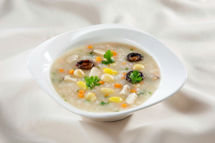 Hạt dẻ bóc vỏ, đập vụn nấu với gạo thành cháo, khi cháo được cho long nhãn vào, đun sôi đều, khi ăn thêm đường.