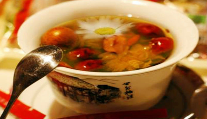 Trà hồng táo nhãn lồng còn giúp bạn giảm căng thẳng, suy nhược cơ thể, an thần, bổ máu, cho bạn khuôn mặt hồng hào, làn da căng mịn.