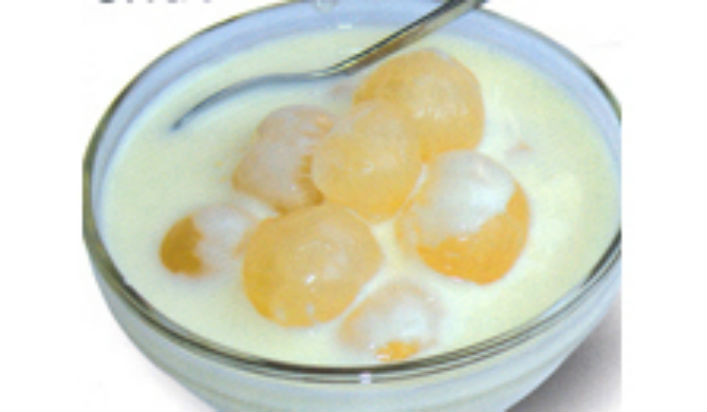 Thành phần chính của món này là cùi nhãn tươi dầm với sữa chua. Để chế biến, bạn hãy bóc lấy cùi nhãn, sau đó đổ sữa chua vào trộn đều là có thể ăn được. Bạn cũng có thể thêm các loại trái cây khác để tăng hương vị.