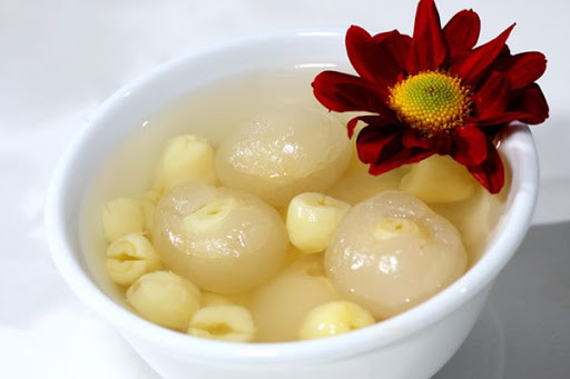 Chè hạt sen long nhãn là thứ đầu tiên phải kể đến trong những món ăn từ quả nhãn. Món ăn từ quả nhãn này ngọt đậm thơm bùi vị sen rất hợp để ăn giải nhiệt mùa hè.