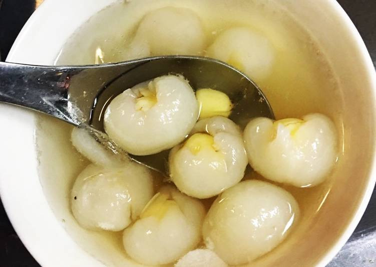 Để chế biến món chè hạt sen long nhãn, bạn cần cho hạt sen ninh cho chín nhừ, lưu ý không ngoáy hoặc ninh quá lâu khiến hạt bị chín và vỡ nát. Về phần nhãn, bạn phải khéo léo bóc bỏ hạt, nhồi hạt sen đã ninh như vào thay cho hạt nhãn. Pha chế nước ninh hạt sen ngọt vừa ăn, thả nhãn đã bọc nhân sen vào đun khoảng 10 phút để nước chè thơm mùi nhãn là có thể thưởng thức.