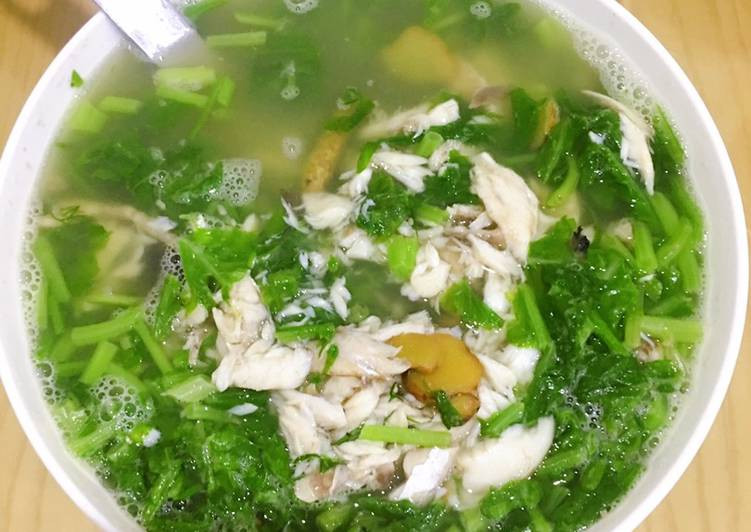 Cá rô đánh vảy, rửa sạch, ướp muối, hạt tiêu, gừng trong 20 phút để khử mùi tanh của cá. Sau đó cho cá vào chiên vàng, gắp ra đĩa. Tiếp đó, phi thơm sả, ớt rồi cho măng, cà chua vào xào, đổ thêm nước vừa đủ ăn. Khi nước sôi, cho cá đã chiên vào, tiếp tục đun khoảng nửa tiếng thì thêm giá đỗ, nước mắm, hạt nêm, hạt tiêu tùy theo khẩu vị.