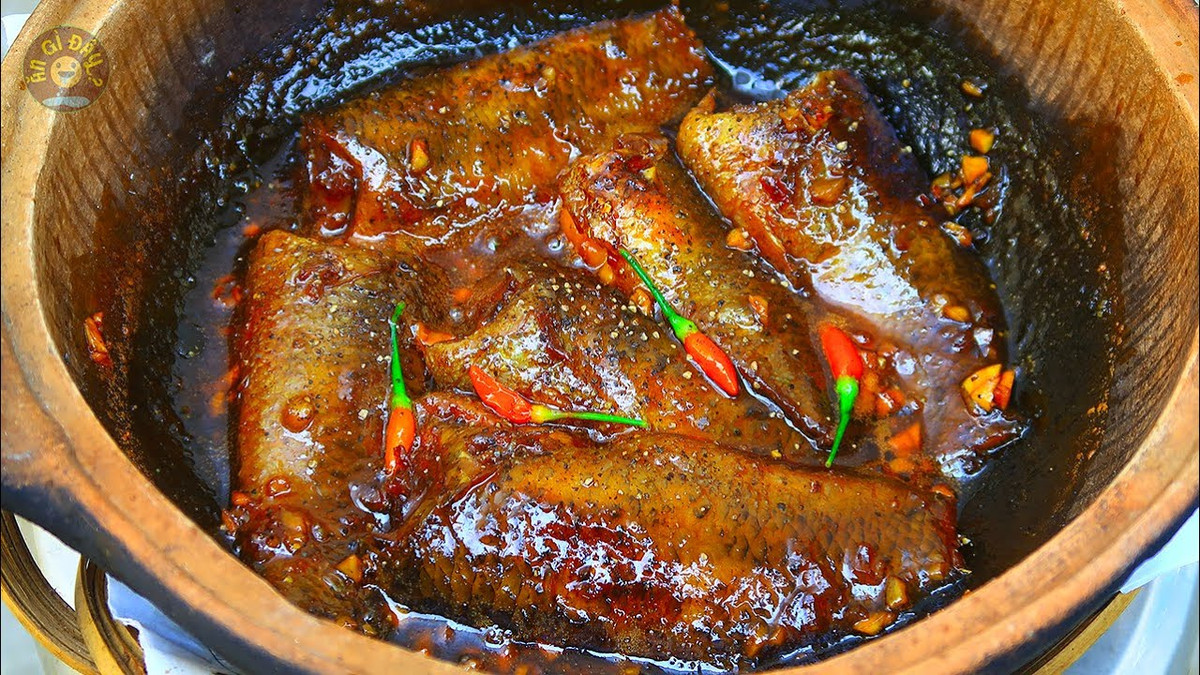 Một món phổ biến khác là cá rô kho tiêu. Cá rô đồng làm sạch, lấy ruột, đánh vảy, khứa xéo mình cá. Cho cá rô vào nồi đất, nêm nước mắm, đường, muối, bột ngọt, thêm hành tỏi giã dập, cho nhiều tiêu xay lên mặt, đặc biệt nhớ dùng mỡ nước kho cá mới ngon.