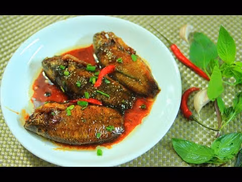 Kho đến khi nước cạn sệt lại, cá chín thơm dậy mùi là được. Khi tiết trời chuyển sang se lạnh, ăn cơm nóng với cá kho tiêu, thì khó lòng cưỡng được. Ảnh: Internet. Mời độc giả theo dõi video "Chế biến món ngon từ nấm đông cô". Nguồn: VTC.