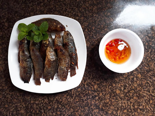 Cá rô chiên gần như là món đơn giản nhất. Cá rô đồng làm sạch, không cần tẩm ướp gia vị. Chiên cá rô chín vàng cả hai mặt, có thể cho hơi cháy giòn một chút, chấm với nước mắm có nhiều gừng, ớt giã nhỏ. Hương vị gừng thơm cay quyện với cái béo ngậy, bùi thơm của cá, thật khó quên.