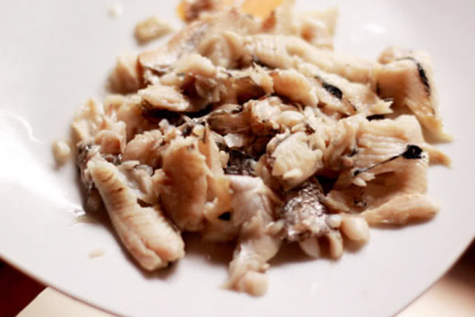 Phần xương sống và đầu cá các mẹ cho vào cối giã nát, rồi lấy chính nước luộc cá đun sôi lần nữa, lọc kỹ xương và dùng nước đó để nấu. Thả vài lát gừng đã đập dập vào nồi. Khi nước sôi lên, thả phần thịt cá cùng rau cải vào. Tiếp tục đun đến khi rau chín thì tắt bếp. Khi múc canh ra tô, nhớ cho vài lát cá nằm trên cho bắt mắt.