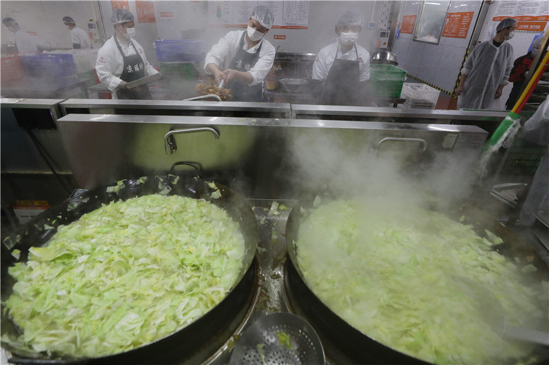 Ngoài ra, các đầu bếp ở đây còn phải nấu các suất ăn đặc biệt dành riêng cho bệnh nhân nhiễm COVID-19. Các suất ăn này vừa bổ dưỡng nhưng phải ít muối, ít dầu và dễ tiêu hóa hơn.