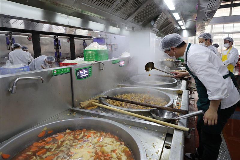 Theo người phụ trách nhà ăn, họ cung cấp 10.000 đến 20.000 suất cơm và đồ uống cho hai bệnh viện mỗi ngày.