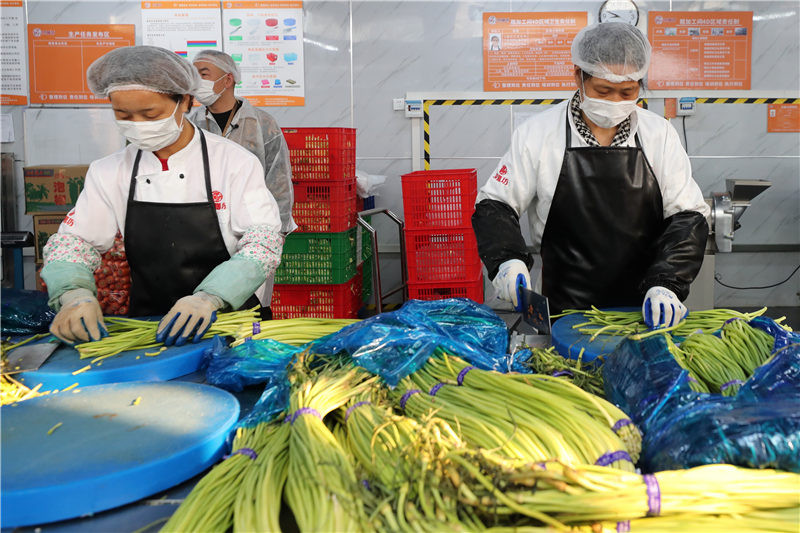 Đây là những hình ảnh bên trong một nhà bếp chuyên nấu ăn phục vụ các nhân viên y tế tuyến đầu và bệnh nhân nhiễm COVID-19 đang chữa trị tại 2 bệnh viện dã chiến Lôi Thần Sơn và Hỏa Thần Sơn (ở Vũ Hán, Trung Quốc).