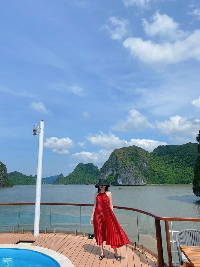 Trong chuyến nghỉ mát tại Cát Bà, Á hậu Huyền My cũng chọn bộ váy xếp ly màu đỏ nổi bật.