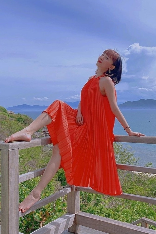 Ngoài các kiểu váy áo tôn vẻ đẹp sexy, Tóc Tiên cũng lăng xê váy xếp ly theo đúng xu hướng 2020.