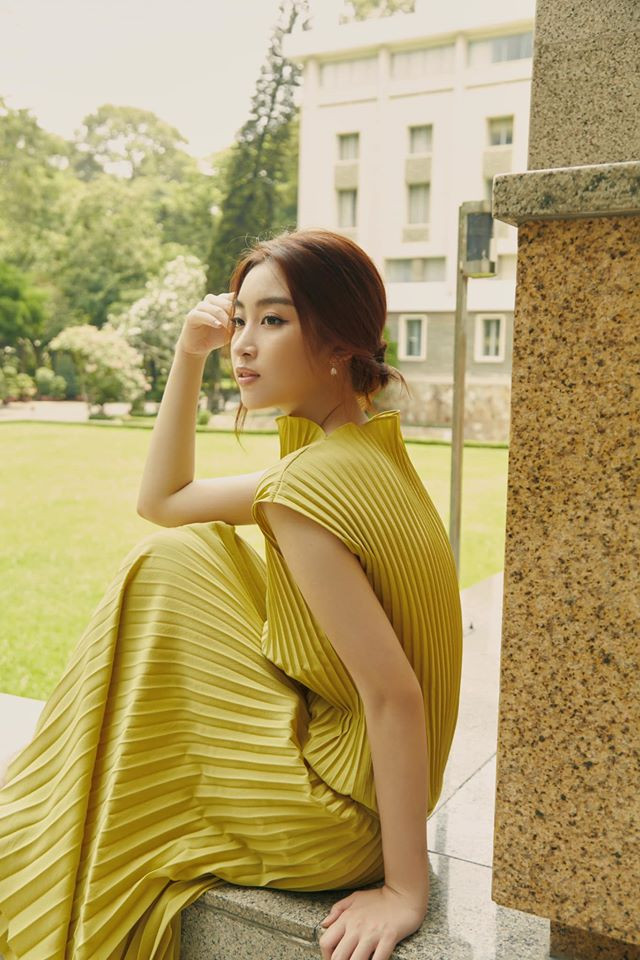 Nàng hậu Việt Nam cũng từng lăng xê một mẫu váy xếp ly với phần cổ cao lạ mắt.