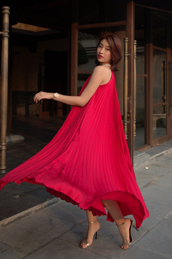 Hoa hậu Đỗ Mỹ Linh cũng diện váy phom dáng xếp ly tương tự như Huyền My.