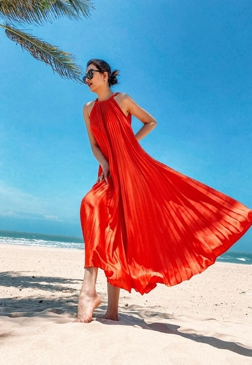 Á hậu Lệ Hằng là một trong những người đẹp Việt lăng xê mẫu váy xếp ly đầu tiên.