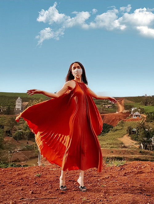 Hoa hậu Hương Giang bay bổng và thu hút với chiếc đầm xếp ly dáng rộng. Ảnh: IG, FB. Mời độc giả xem Video "Minh Hằng chia sẻ về phong cách thời trang". Nguồn: VTC.