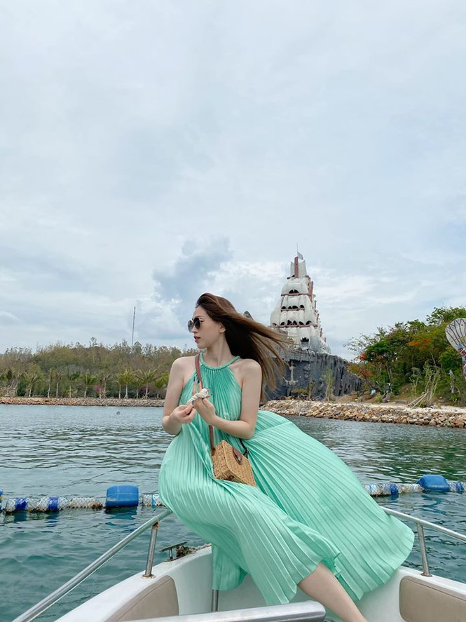 Á hậu Phương Nga trong mẫu váy phiên bản màu xanh ngọc. Dù giấu đường cong, váy xếp ly vẫn giúp người đẹp khoe bờ vai thon.