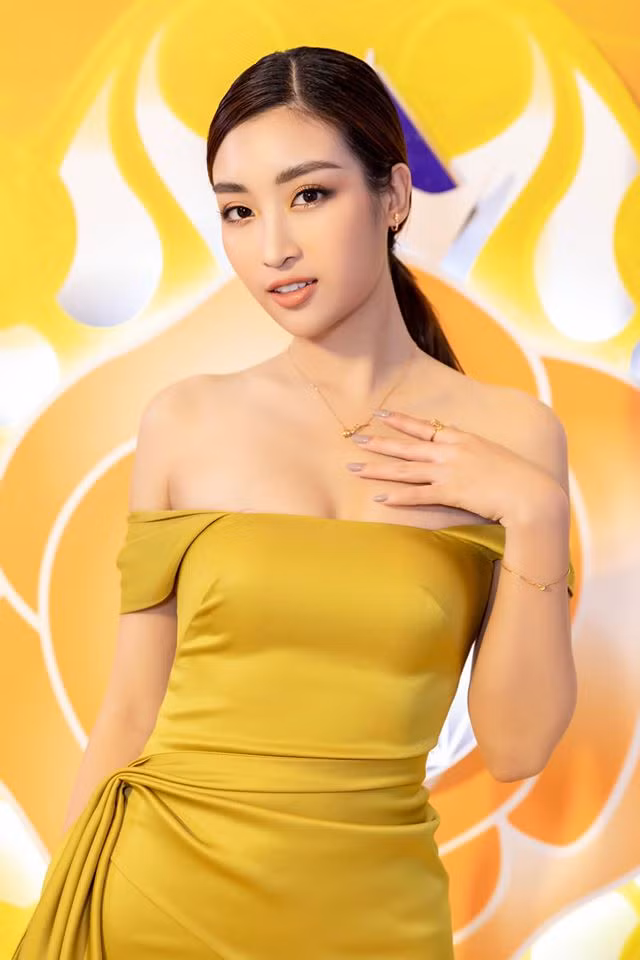 Nàng hậu tuổi Tý không còn ngần ngại khi diện các mẫu đầu cúp ngực cực nóng bỏng.