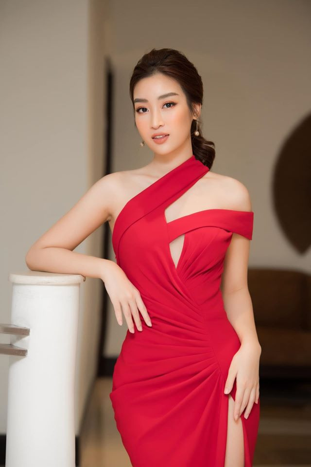 Thiết kế có đường xẻ tà cao giúp 9X khoe đôi chân thon gọn. Ảnh: FBNV. Video "Minh Hằng chia sẻ về phong cách thời trang". Nguồn: VTC.