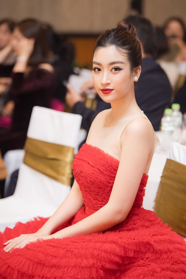 Ngoài ra, cô cũng phá cách với các bộ đồ có dáng cúp ngực, xẻ đùi cao khoe lợi thế vóc dáng.