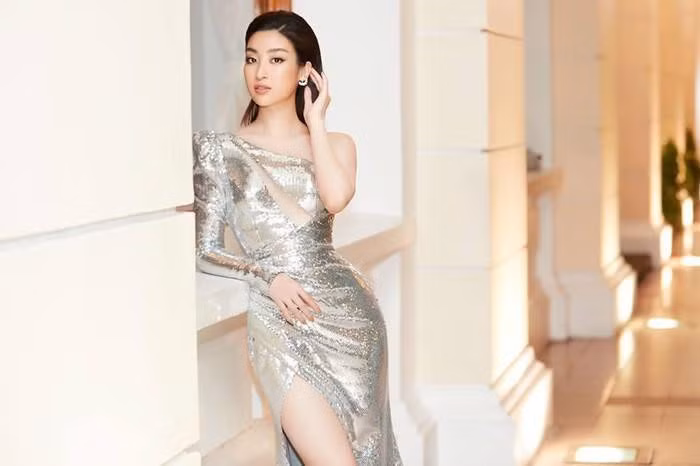 Thời gian gần đây, người đẹp tuổi Tý này đang dần lột xác với phong cách thời trang sành điệu và quyến rũ hơn.