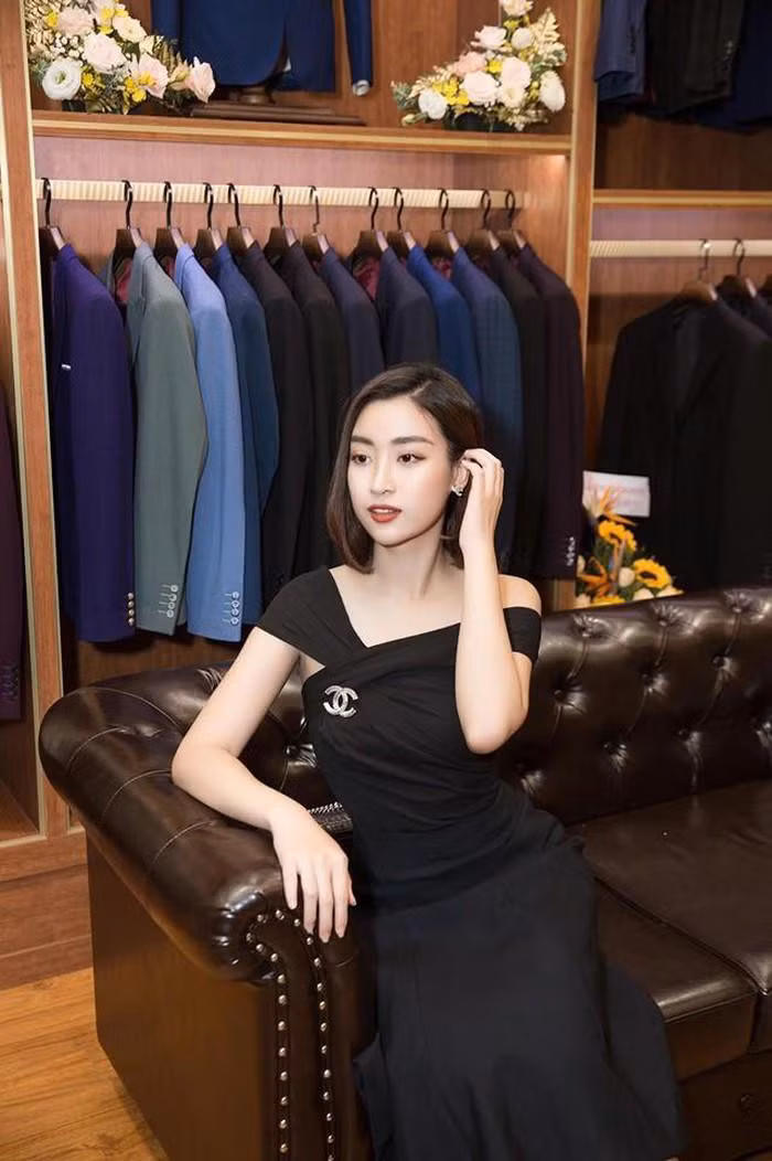 Những mẫu váy áo hai dây, có cổ chữ V khoét sâu hay vai lệch được Hoa hậu Việt Nam 2016 cực kỳ ưa chuộng.