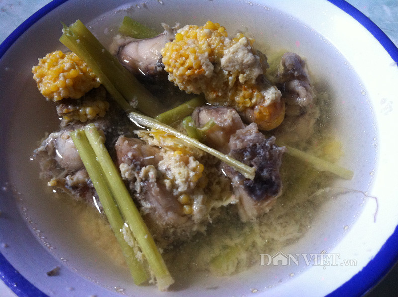 Sau đó, một nồi nước dừa được bắc lên bếp, nấu cho thật sôi và cho thêm ít sả đập giập. Kế tiếp, phần cá được làm sạch sẽ tiếp tục cho vào nồi, thêm vào tí đu đủ cho món ăn ngọt thanh tự nhiên. Cuối cùng, người nấu sẽ nêm nếm lại gia vị cho vừa ăn là có thể thưởng thức.