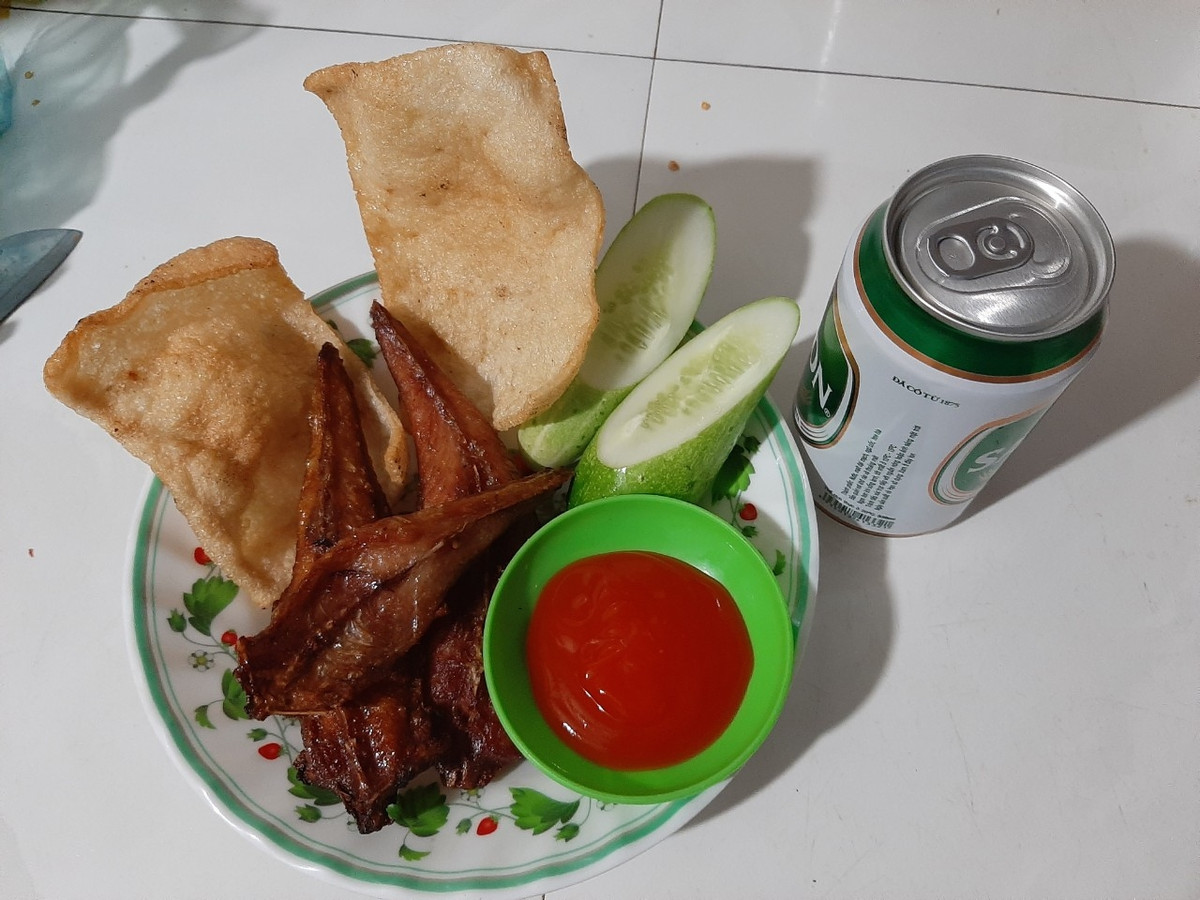 Do đó, từ khi món khô cá lau kiếng ra đời, trong danh sách ẩm thực miền Tây lại thêm một món hấp dẫn, có thể dùng ăn cơm hoặc nhâm nhi với rượu đế.