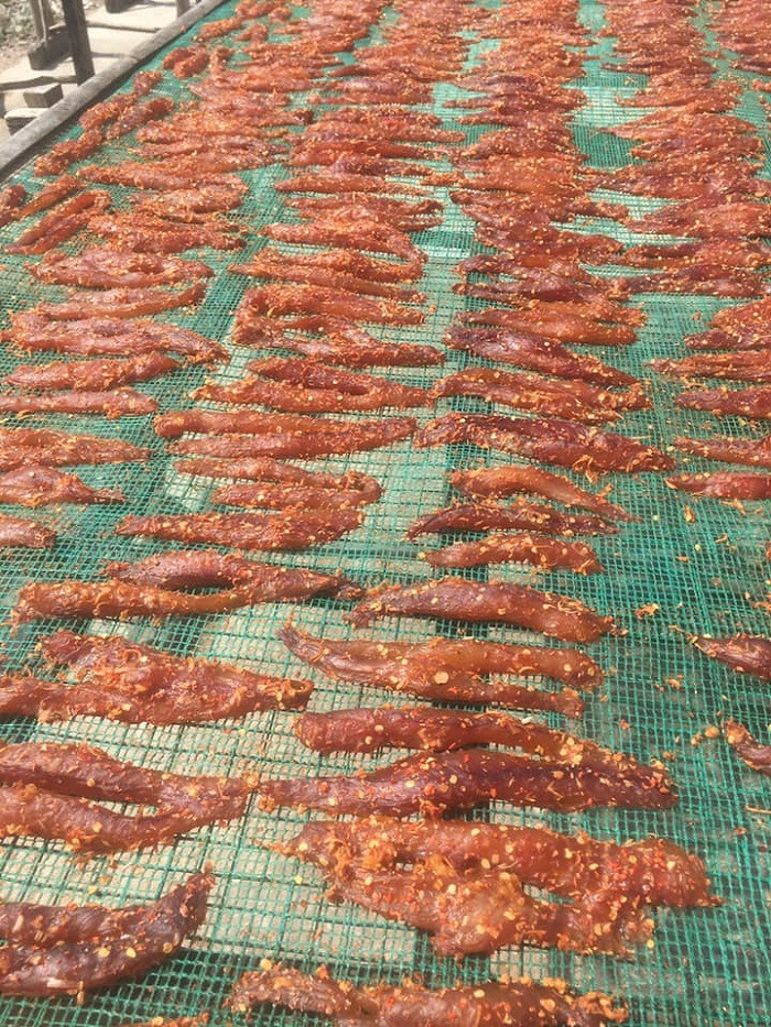 Không giống như khô mực hay các loại khô khác, khô cá lau kiếng chỉ cần phơi khoảng 1 ngày trọn vẹn là có thể ăn được. Vì theo kinh nghiệm của người miền Tây, nếu phơi quá lâu sẽ khiến thịt cá bị khô, bị teo lại, ăn không ngon.