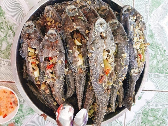 Một trong những món ngon từ cá lau kiếng chính là món nướng. Cá lau kiếng sau khi được đánh bắt sẽ sơ chế sạch sẽ, loại bỏ phần ruột, cắt bỏ đuôi và vảy cá để dễ nướng.