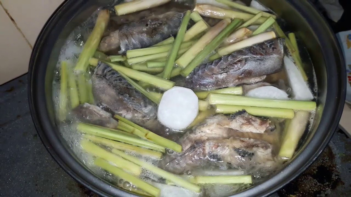 Cá lau kiếng hầm nước dừa: Đây được xem là món ngon khoái khẩu của người miền Tây Nam Bộ. Cách sơ chế món ăn này khá cầu kỳ và phức tạp vì phần da cá rất cứng. Cá sau khi bắt về sẽ được sơ chế sạch sẽ, lột bỏ toàn bộ lớp da bên ngoài và ruột bên trong.