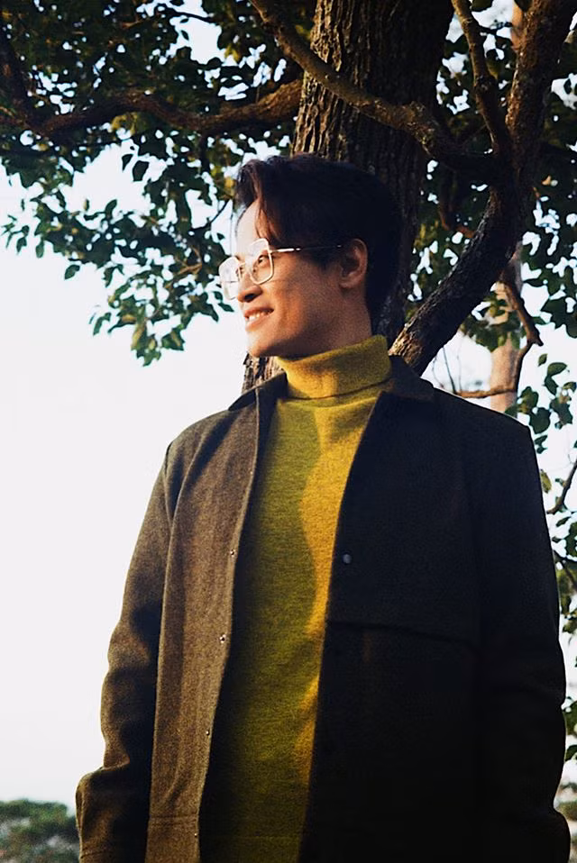 Áo cổ lọ kết hợp với cardigan hay blazer dáng dài là công thức phối đồ quen thuộc của nam ca sĩ sinh năm 1984.